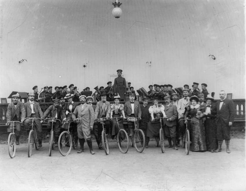 Группа членов Петербургского кружка велосипедистов-любителей