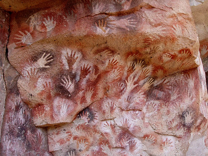 Прорисовки кистей рук древних людей на скалах